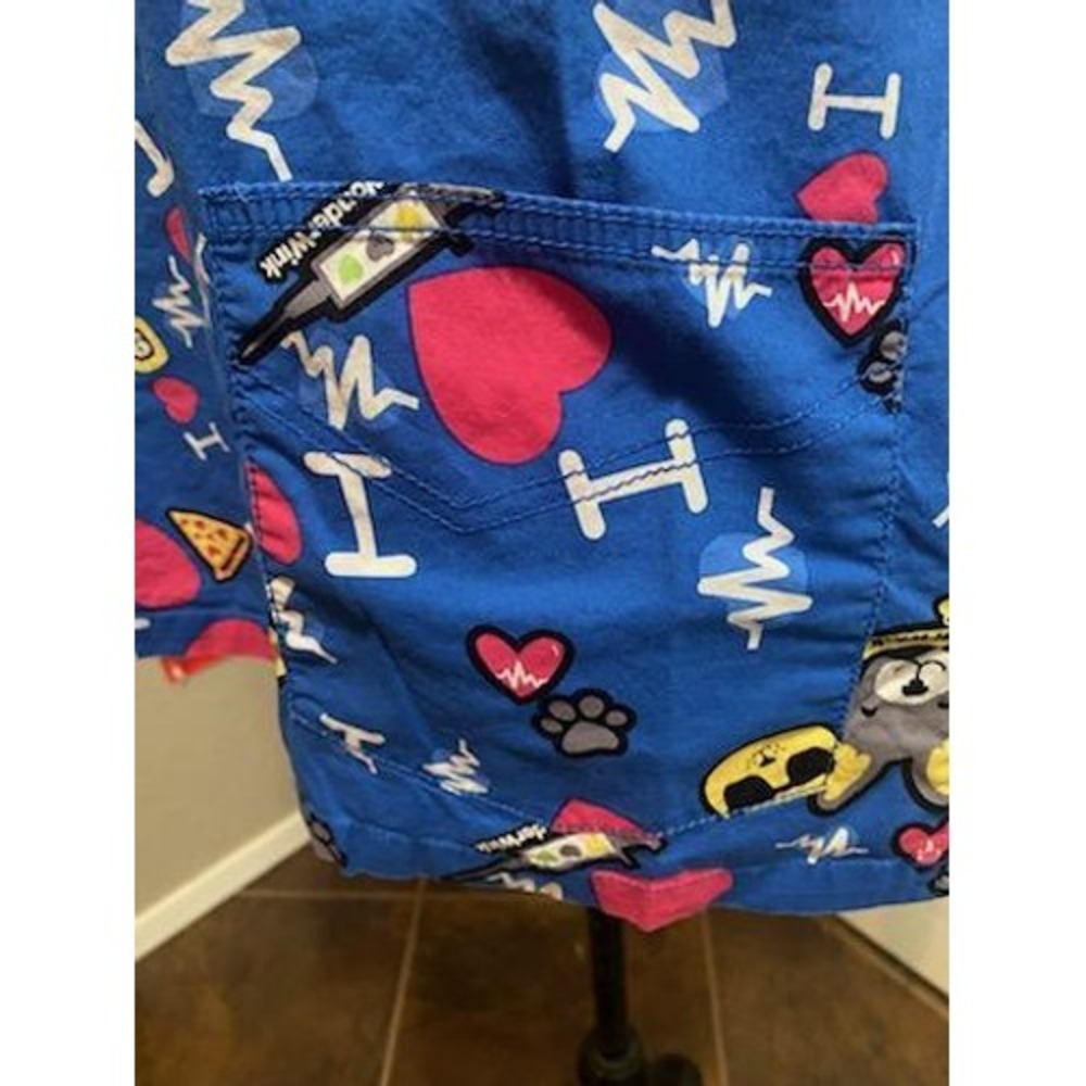 WonderWink Womens Blue Heart Pizza Medical Novelty Print V-Neck Scrub Top Medium - Picture 5 of 7